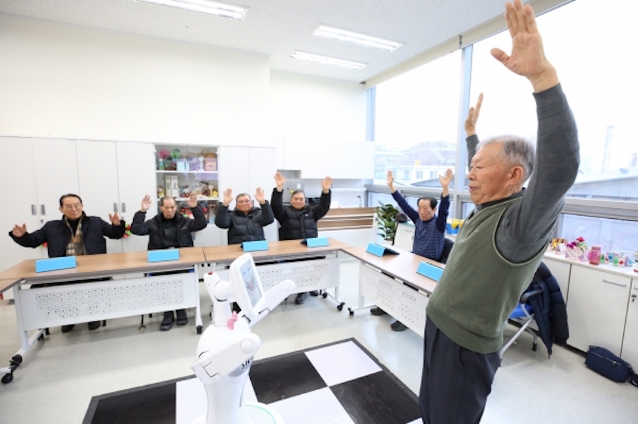 여러 프로그램을 알려주며 뇌 기능 활성화를 돕는 로봇 실벗.