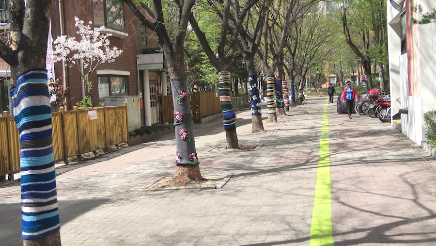 걷기 운동을 일상화하기 위해 단지 전체를 순환할 수 있도록 디자인한 산책유도선(공릉1단지, 서울시)