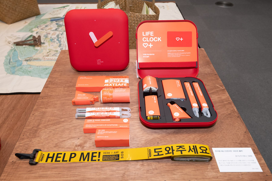 재난상황에 실질적으로 대응하기 위한 물건으로 구성한 한국형 표준 재난안전키트 &lsquo;라이프클락&rsquo;. 