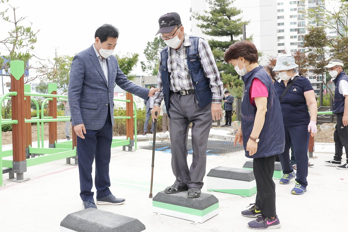 경기도 의왕시 오전로 가족공원 내 조성된 ‘어르신건강놀이터’