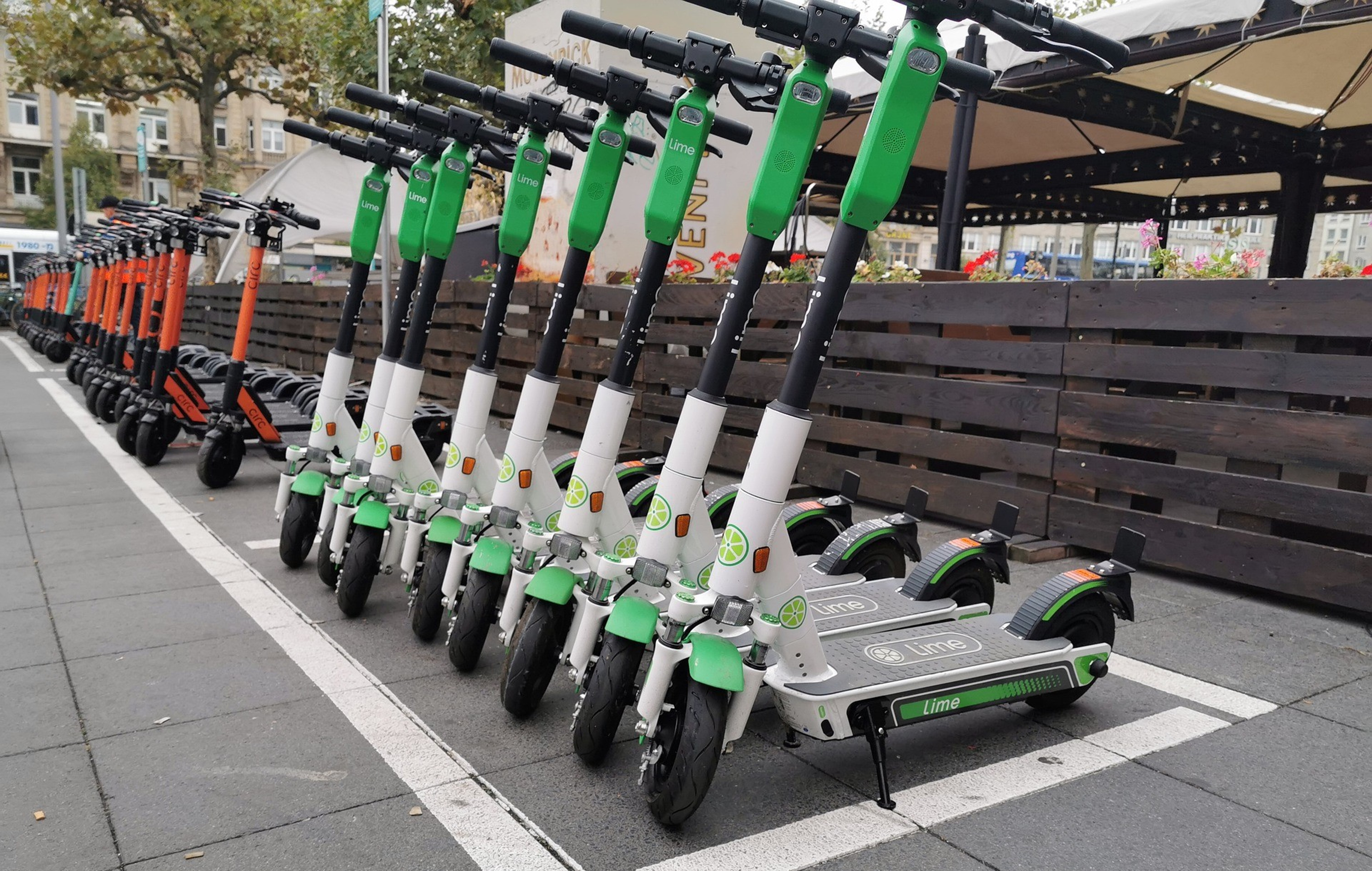 대표적인 개인형 이동수단인 전동 킥보드