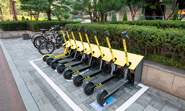 인도 위 마련된 공유형 전동 킥보드 주차공간