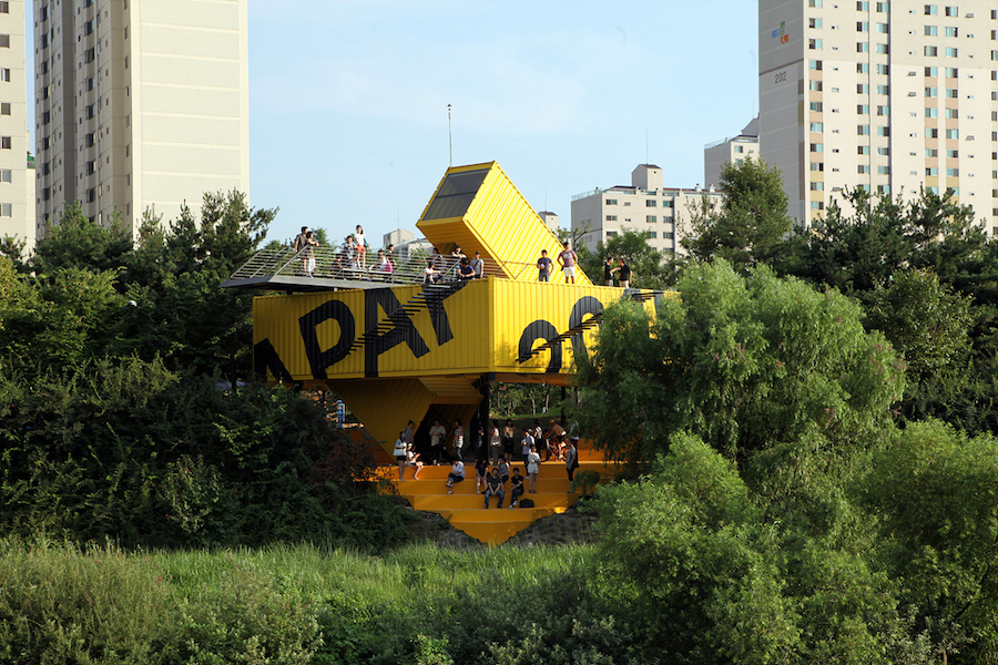 45도 각도로 잘린 여덟 개의 컨테이너를 생선 가시 모양으로 결합해 완성한 다목적 공간 ‘오픈 스쿨’.