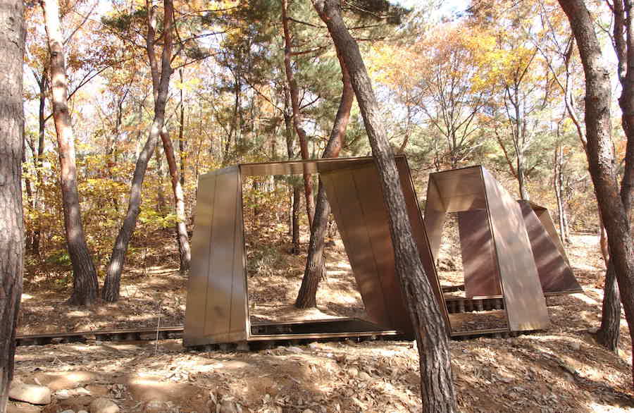 일본의 건축가 켄고 쿠마의 ‘종이 뱀’. 