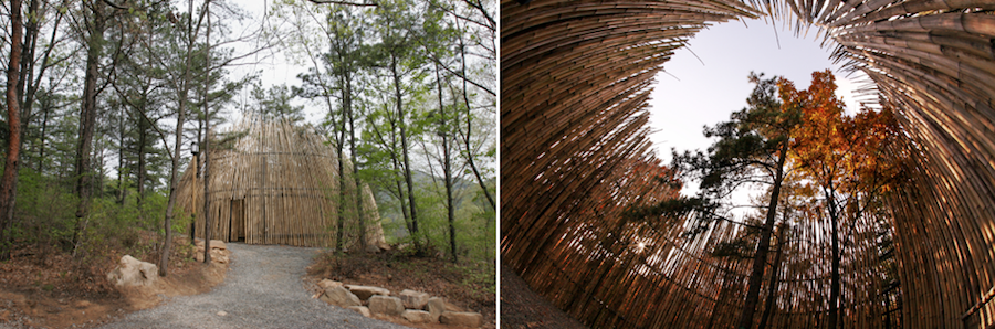 인도네시아의 건축가 에코 프라워토의 작품. 대자연에서 인간은 단지 지나가는 존재일 뿐이라고 보는 건축가에게
대나무는 일시성을 상징하는 재료로서 2000년부터 그의 건축적 설치 작품에 지속적으로 사용됐다.
사진 제공: 안양문화예술재단