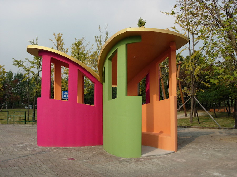 프랑스 출신의 작가 마크-카미유 샤모비츠의 키오스크는 두세 사람이 들어갈 수 있는 구조물로, 공공 장소에 존재하는 개인을 위한 공간이다. 
    사진 제공: 안양문화예술재단