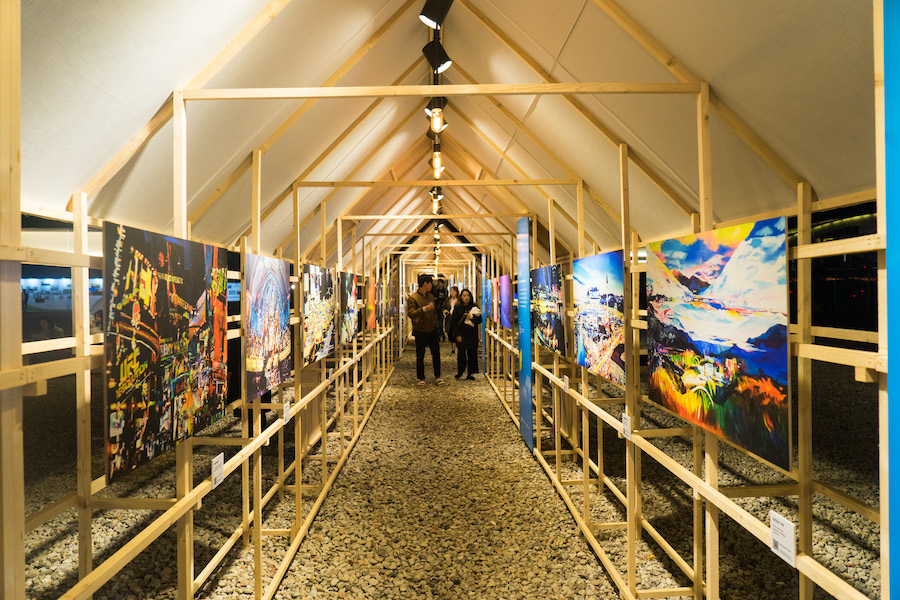 일러스트레이션, 인디 뮤직, 문화기획 등 다양한 분야에서 활약하는 크리에이터를 무대로 끌어올리는 네이버 <프로젝트 꽃> 크리에이터 데이. 사진 제공: 어반플레이