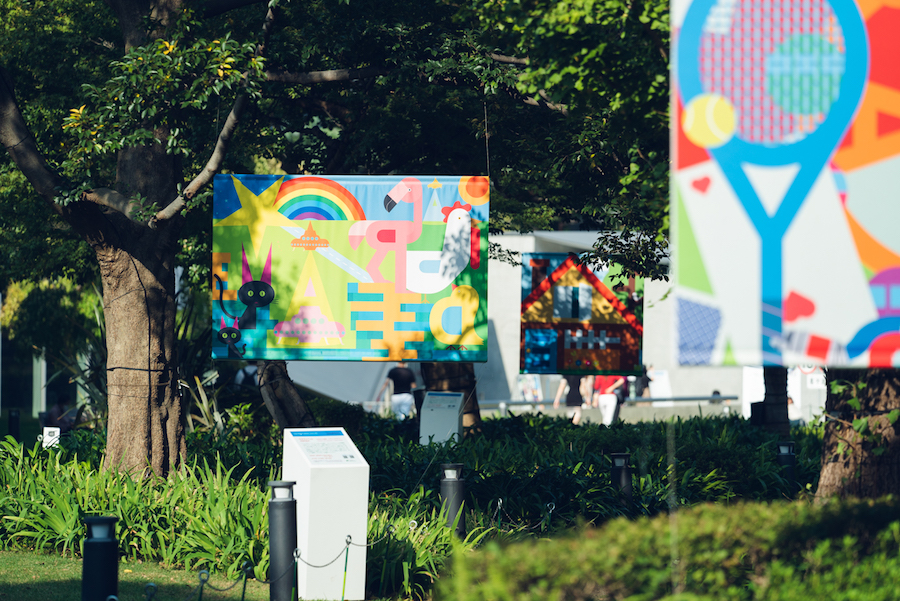 미드타운 공원에 설치된 선명한 색상의 일러스트레이션은 대 일본 타이포 조합의 작품 ‘우라 파벳’. 