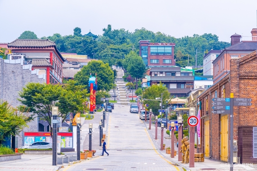 길 하나를 사이에 두고 일본과 중국의 관할 영역을 나누었던 당시 그 나라의 건축 양식(개항장거리)