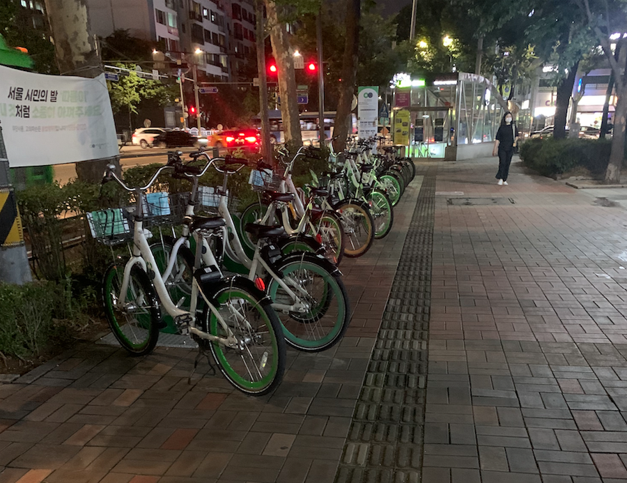 보도 위에 설치된 서울시 공용자전거 따릉이 거치대. 바로 옆에 시각장애인을 위한 안내 점자 보도 블록이 설치되어 있다. 