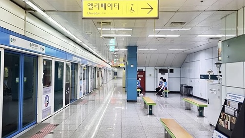 광주 도시철도 안내표지판 디자인 개선(오른쪽을 가리켜고 있는 엘리베이터 안내표지판)